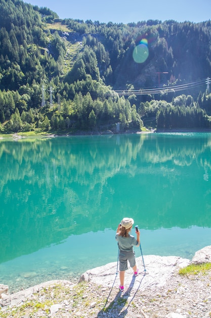 Foto jovem alpinista nas montanhas