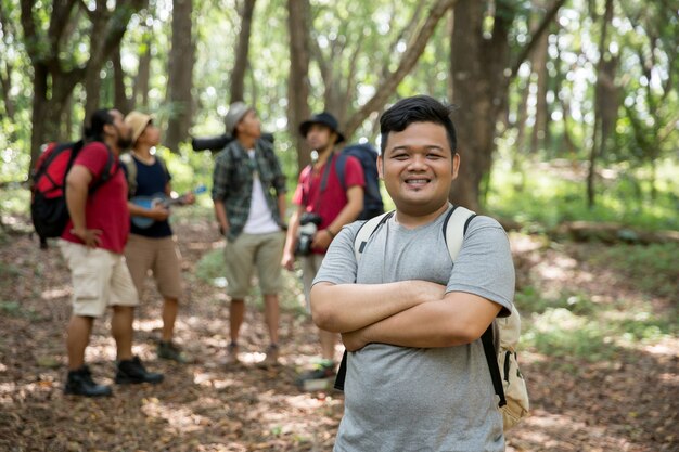 Jovem alpinista sorrindo