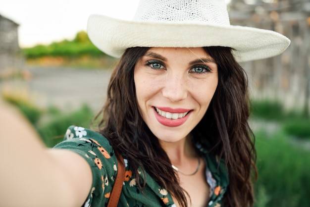 Jovem alpinista tirando uma foto de selfie ao ar livre