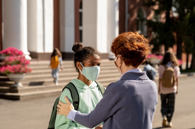 Foto jovem aluna do ensino médio com máscaras protetoras