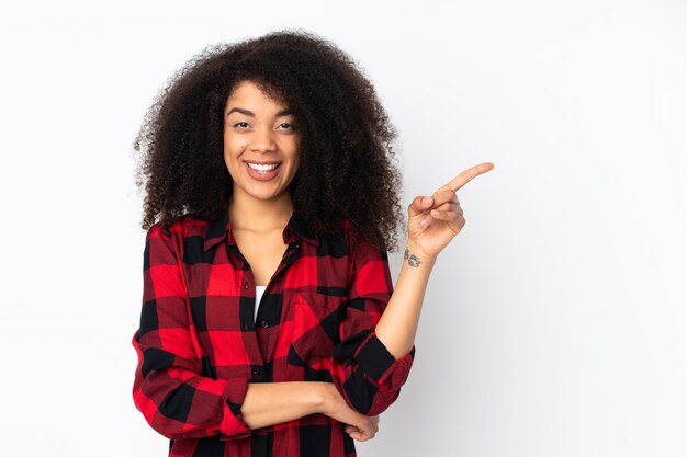 Jovem americana africano feliz e apontando para cima