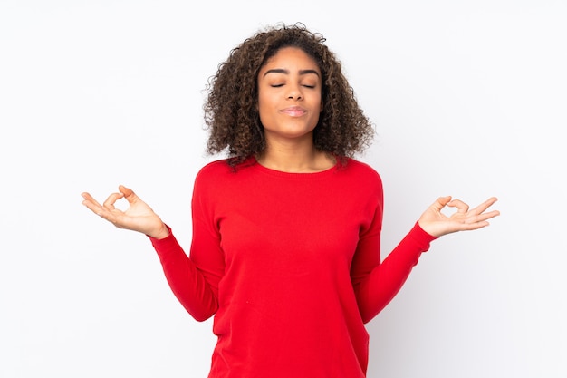 Jovem americana Africano na parede em pose de zen