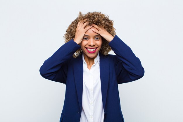 Jovem americana Africano olhando feliz, despreocupado, amigável e descontraído curtindo a vida e sucesso, com uma atitude positiva