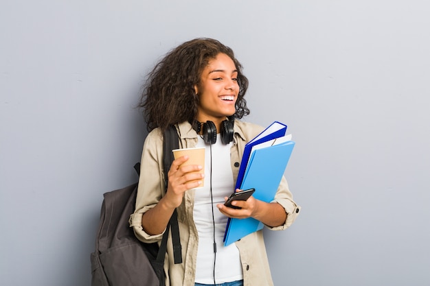 Jovem americana africano pronta para ir para a escola