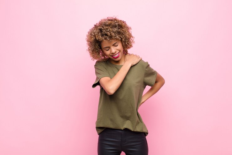 Foto jovem americana africano, sentindo-se cansado, estressado, ansioso, frustrado e deprimido, sofrendo com dor nas costas ou pescoço contra parede rosa