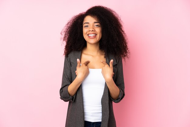 Jovem americana Africano sobre parede com expressão facial de surpresa