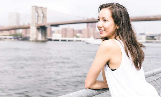 Jovem americana olhando o horizonte de Manhattan