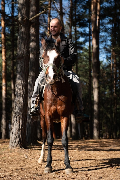 Jovem anda a cavalo