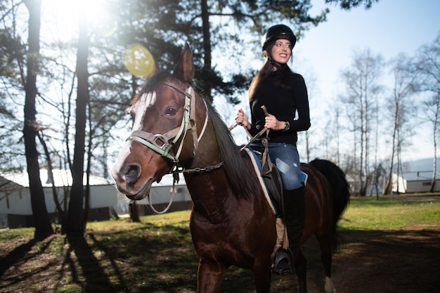 Jovem andando a cavalo