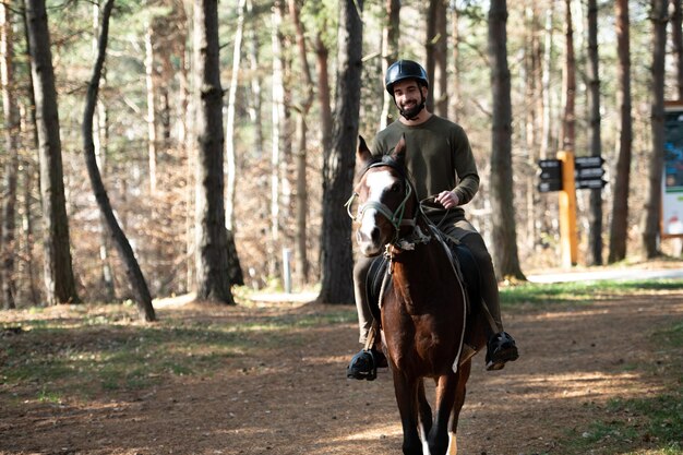 Jovem andando a cavalo