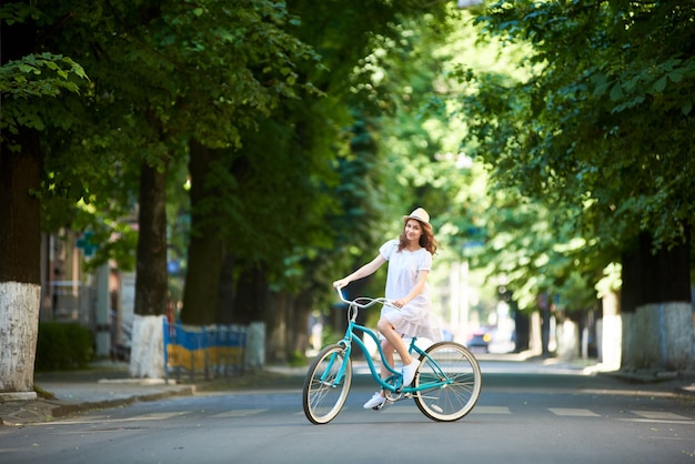 Jovem andando de bicicleta azul ao ar livre