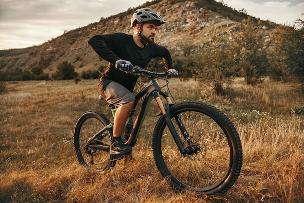 Jovem andando de bicicleta de montanha