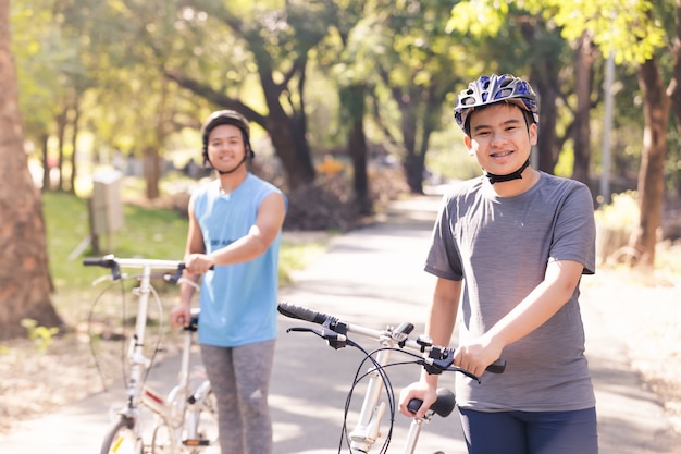 jovem andando de bicicleta no parque