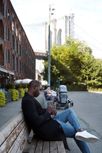 Jovem ao ar livre explorando a cidade e usando smartphone