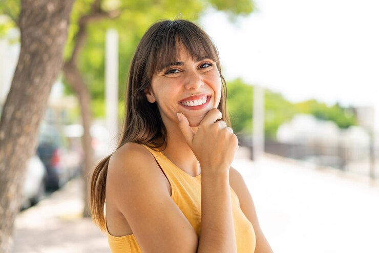 Foto jovem ao ar livre sorrindo