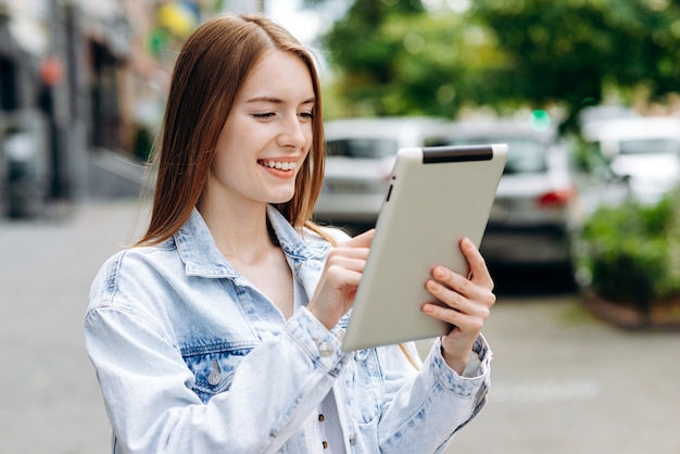 jovem ao ar livre usando tablet