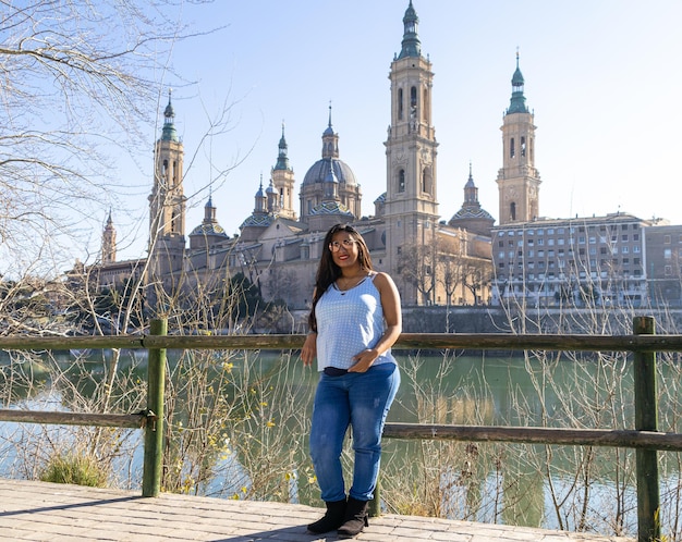 Jovem ao lado da Catedral do Pilar