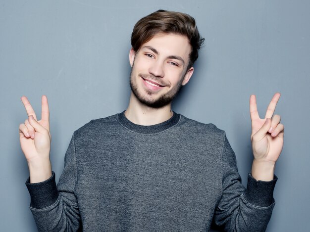 jovem, apontando para cima com o dedo