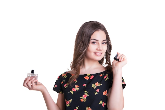 Jovem apreciando o cheiro do perfume