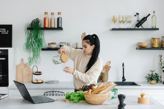 Jovem aprende a cozinhar online