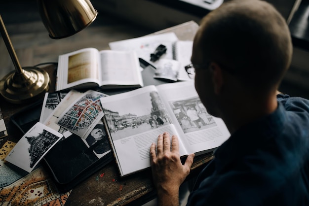 Jovem aprende lendo um livro na mesa Foto conceitual