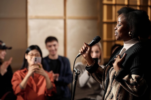 Jovem apresentadora afro-americana