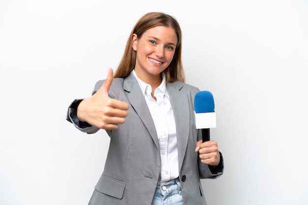 Jovem apresentadora de tv caucasiana isolada em fundo branco com polegares para cima porque algo bom aconteceu