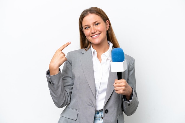 Jovem apresentadora de tv caucasiana isolada no fundo branco, dando um polegar para cima gesto