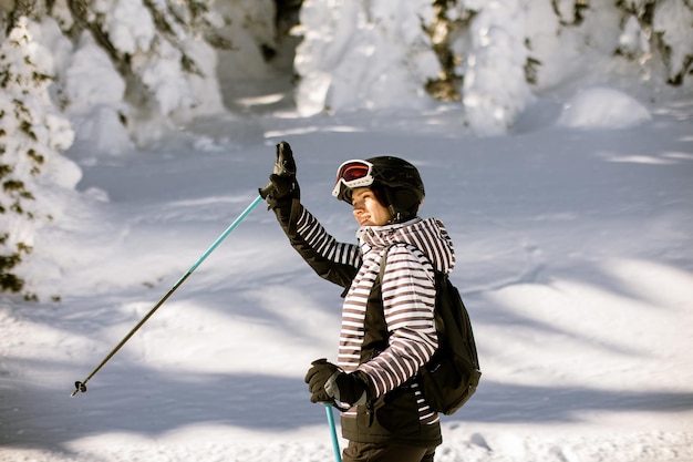 Jovem aproveitando o dia de inverno de esqui divertido na neve