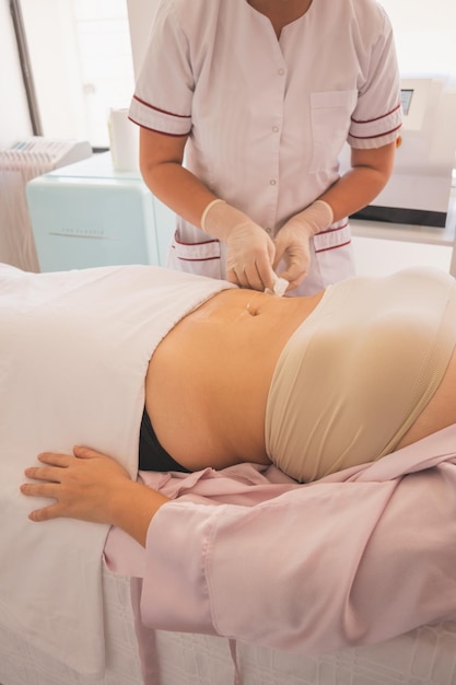 Foto jovem aproveitando um dia no spa