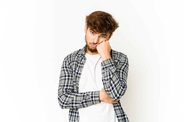 Jovem árabe bonito isolado expressando emoções