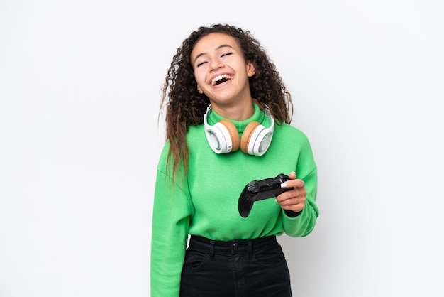 Foto jovem árabe brincando com um controlador de videogame isolado no fundo branco rindo