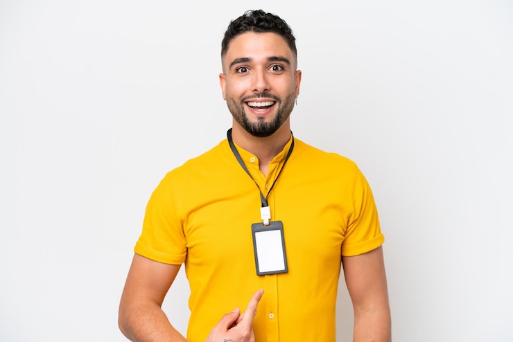 Foto jovem árabe com cartão de identificação isolado no fundo branco com expressão facial de surpresa