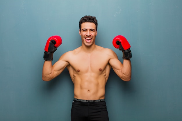 Jovem árabe com luvas de boxe. conceito de esporte