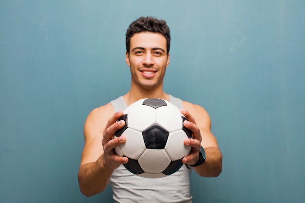 Jovem árabe com uma bola de futebol.