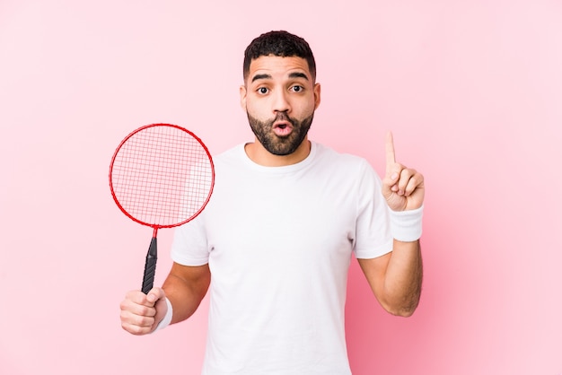 Jovem árabe jogando badminton, tendo uma ótima idéia