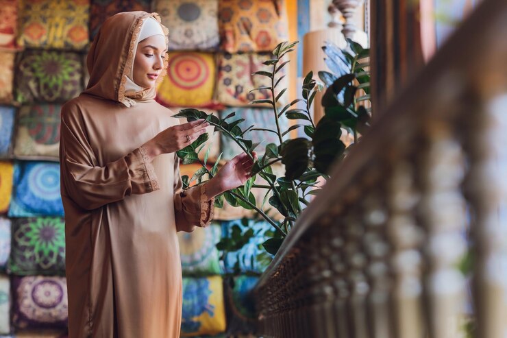 Foto jovem árabe muçulmana sentada em um café