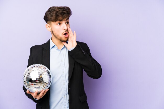 Jovem árabe segurando uma bola de festa