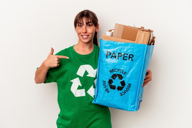 Jovem argentina papel reciclado isolado em fundo amarelo pessoa apontando com a mão para um espaço de cópia de camisa, orgulhoso e confiante
