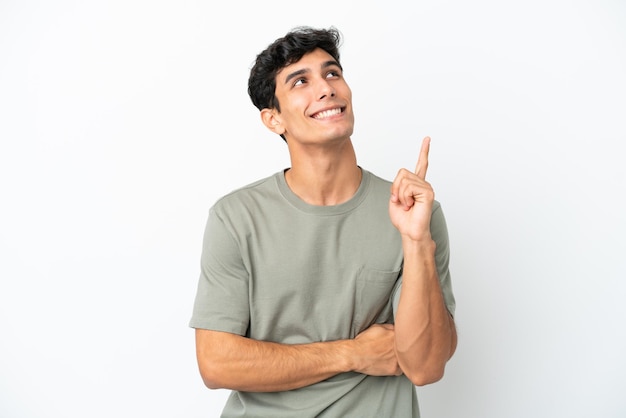 Jovem argentino isolado em um fundo branco apontando uma ótima ideia