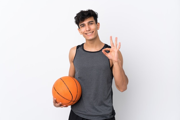 Jovem argentino jogando basquete e fazendo sinal de ok