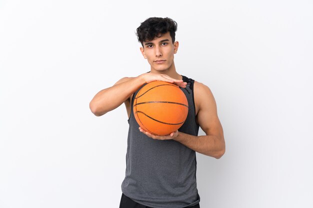 Jovem argentino jogando basquete