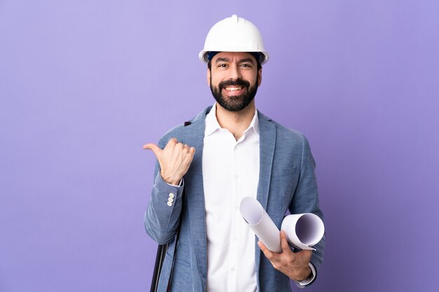 Jovem arquiteto com capacete