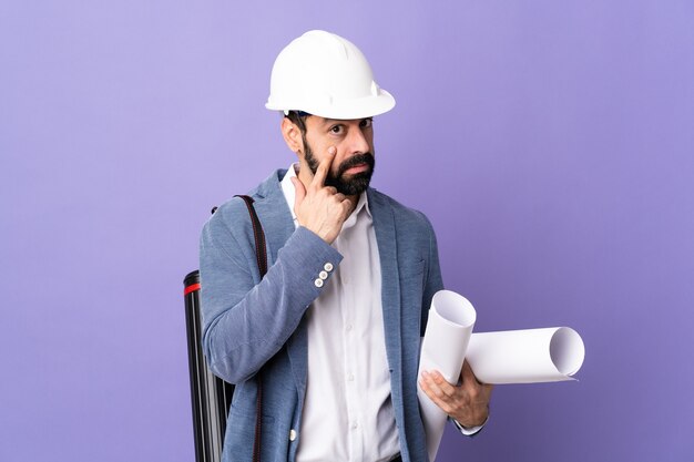 Jovem arquiteto com capacete