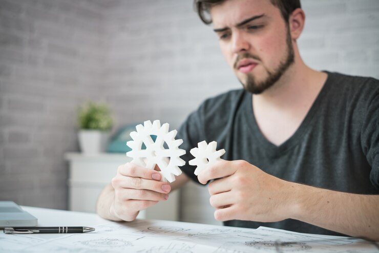 Foto jovem arquiteto trabalhando duro em um novo projeto