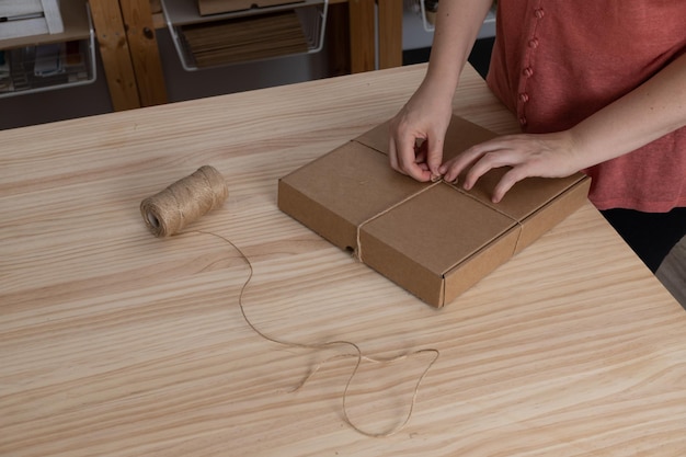 jovem artesã trabalhando em sua oficina de notebook ecológico