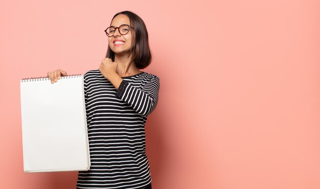 Foto jovem artista sentindo-se feliz, positiva e bem-sucedida, motivada para enfrentar um desafio ou comemorar bons resultados