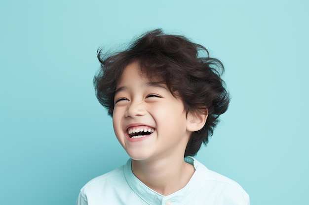 Foto jovem asain menino de camisa branca sorrindo