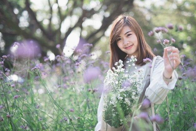 Jovem, ásia, mulher, com, flores