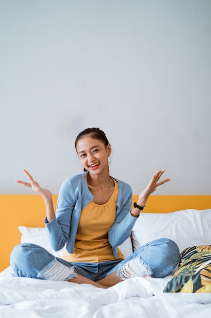 Jovem asiática atraente relaxando na cama